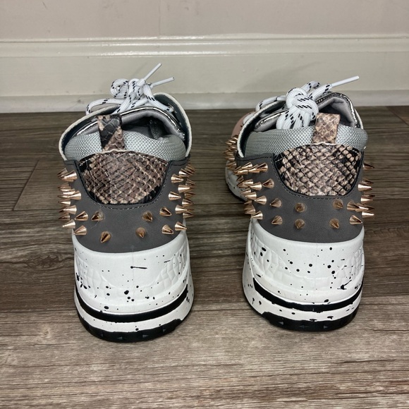 Bella Chic Sneakers - Picture 2 of 10